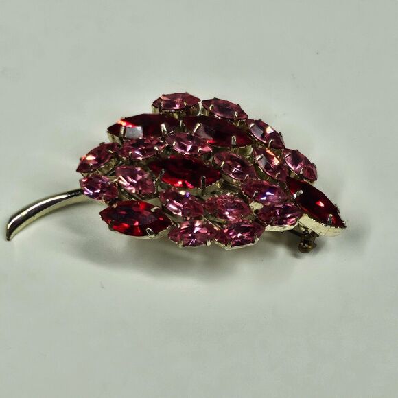 Rhinestone Leaf Pin Pink Red Goldtone Vintage MCM Brooch - Picture 3 of 8
